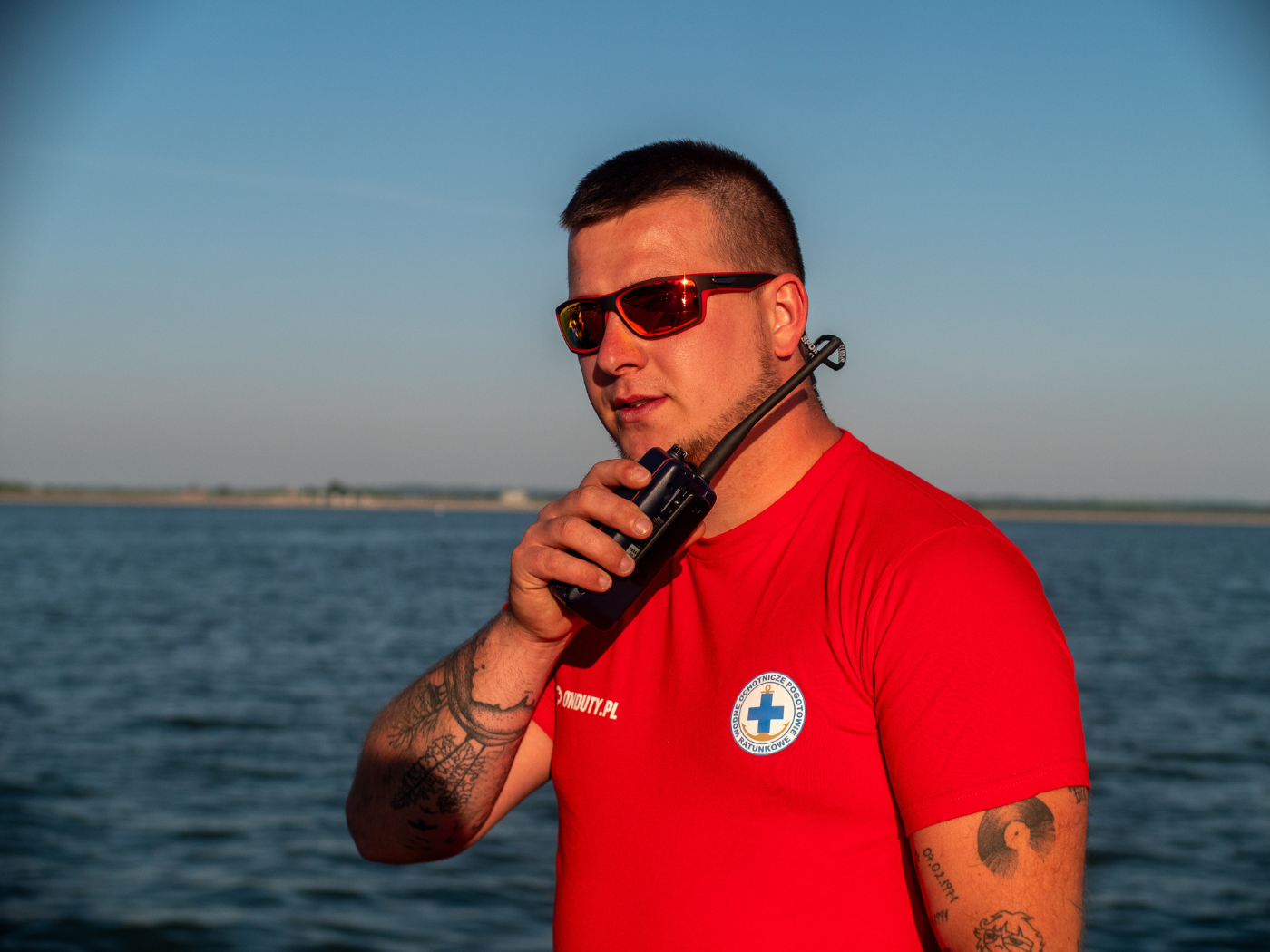 Ratownicy WOPR to zróżnicowana, ale zjednoczona wspólną misją społeczność — od młodych wolontariuszy po doświadczonych instruktorów z wieloletnim stażem. Szkoleni według standardów International Life Saving Federation, gotowi do działania zarówno na kąpieliskach, jak i w najtrudniejszych akcjach ratowniczych. To właśnie ludzie są największą siłą WOPR.